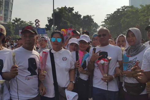 Syukuran Kemenangan, Relawan Anies-Sandi Bagikan Bunga Kertas di CFD
