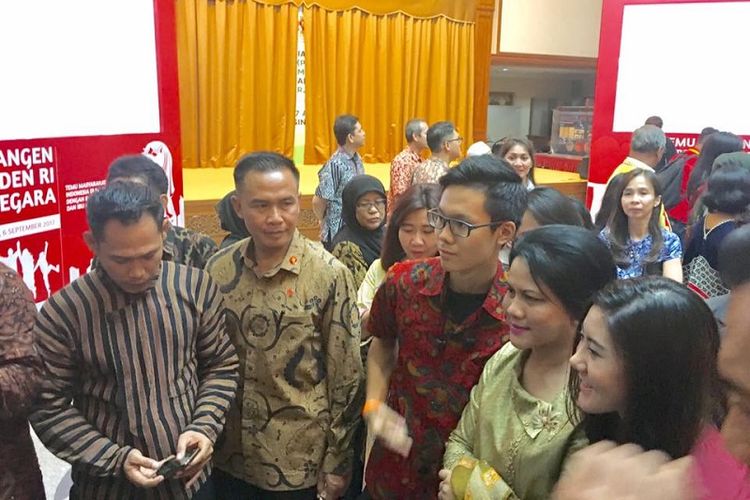 Ibu Negara Iriana Widodo menyempatkan diri berfoto seusai acara dengan hadirin yang ingin mengabadikan momen spesial.
