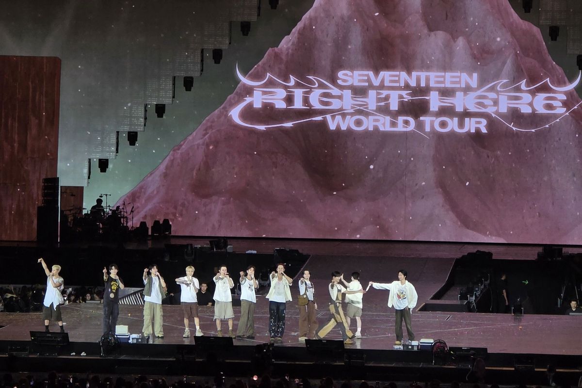 Seventeen menutup rangkaian tur dunia Seventeen Right Here di Bangkok pada 16 Februari 2025. Tur dunia keempat Seventeen ini berlangsung sejak 12 Oktober 2024. Selama tur, Seventeen mengunjungi total 14 kota, termasuk Indonesia dan Bangkok.