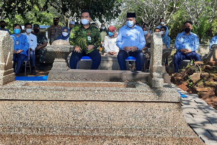 Gubernur Aceh, Nova Iriansyah (berpeci hitam) ditemani Bupati Blora, Arief Rohman melakukan ziarah ke Makam Potjut Meurah Intan di Blora, Kamis (17/3/2022)