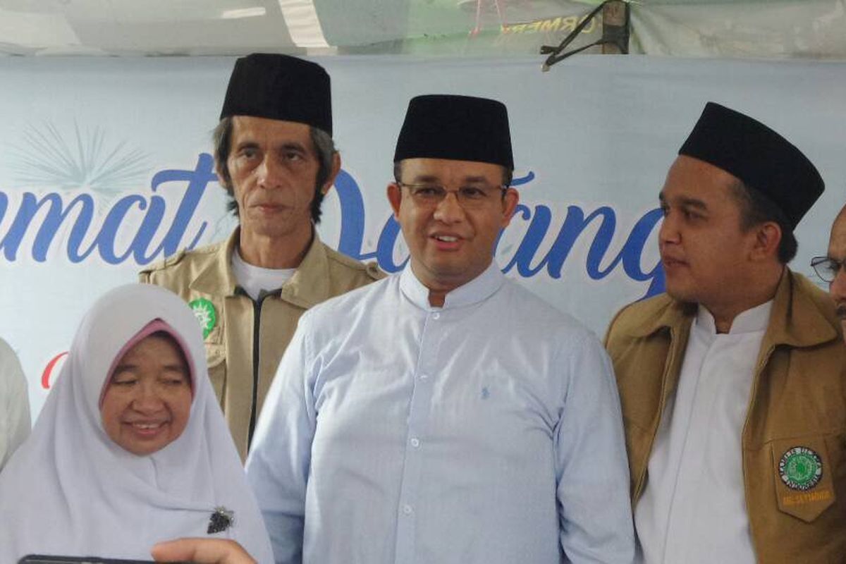 Gubernur DKI Jakarta terpilih Anies Baswedan saat menyapa warga di Jalan Sawahlunto, Pasar Manggis, Jakarta Selatan, Minggu (7/5/2017).