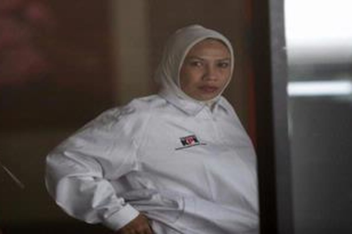 Tersangka, Sri Dartuti memasuki gedung Komisi Pemberantasan Korupsi, Jakarta, Jumat (24/8/2012). Ia diperiksa dalam kasus dugaan suap kepada dua hakim ad hoc Pengadilan Tindak Pidana Korupsi Semarang, Kartini Marpaung dan Hakim Tipikor Pontianak Heru Kusbandono terkait pembebasan M. Yaeni, ketua DPRD Grobogan yang menjadi terdakwa korupsi perawatan mobil dinas senilai Rp1,9 miliar. 