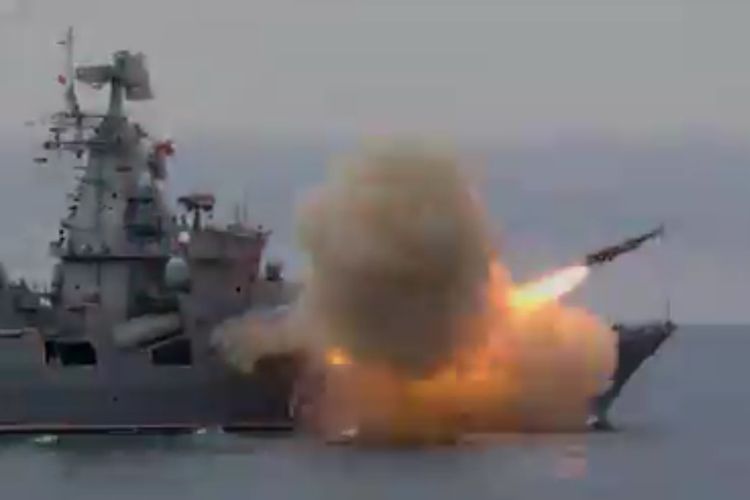 Tangkapan layar video peluncuran rudal rudal jelajah supersonik anti-kapal di Laut Hitam pada Jumat (29/4/2021).