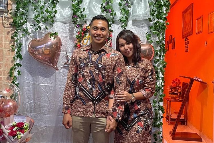 Mantan atlet voli Indonesia, Aprilio Manganang, resmi bertunangan dengan sang kekasih pada Minggu (23/1/2022).