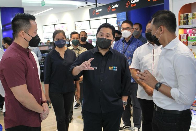 Menteri BUMN Erick Thohir mengecek kesiapan klinik Kimia Farma di Jakarta terkait pelaksanaan vaksinasi dosis lanjutan atau booster vaksin Sinopharm, Rabu (23/2/2022).