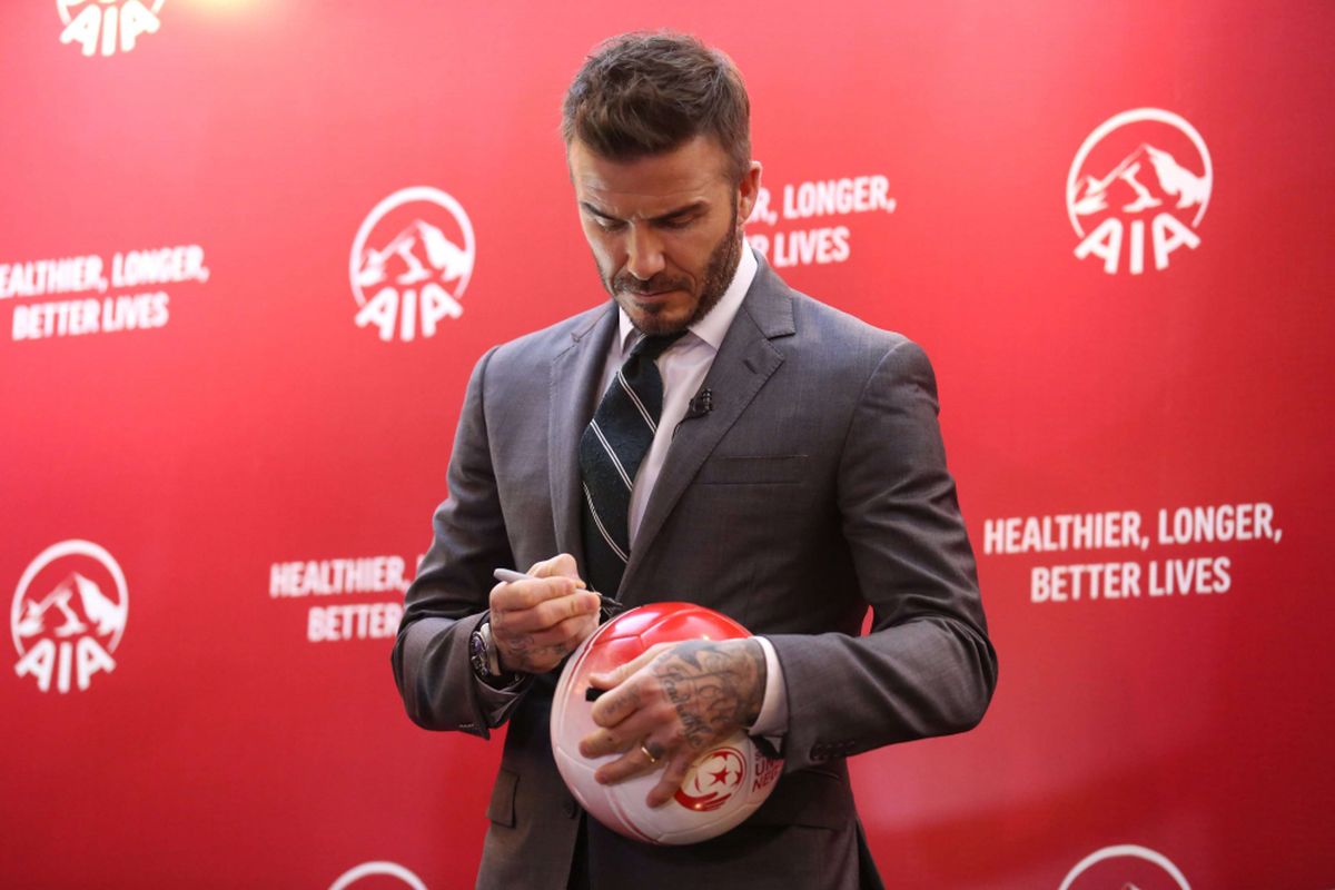 AIA Global Ambassador David Beckham memberikan tanda tangan kepada sejumlah wartawam yang beruntung saat acara Temu Media AIA di Hotel Raffles, Kuningan, Jakarta, Senin (26/03/2018). Dalam acara ini AIA bersama David Beckham mengajak masyarakat Indonesia untuk hidup lebih sehat, lebih lama, lebih baik.