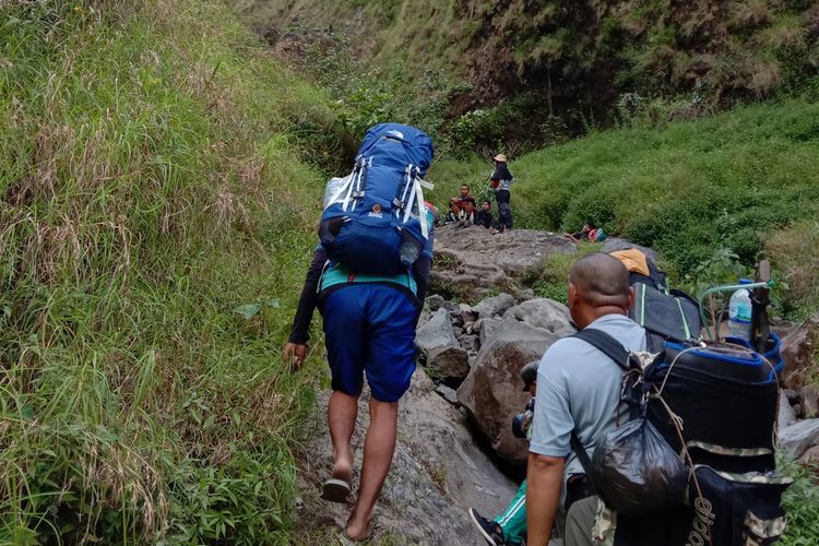 Suasana jalan pendakian Gunung Rinjani. Seorang WN Israel tewas usai jatuh saat mendaki Gunung Rinjani