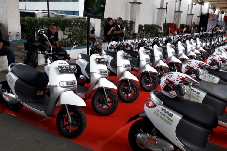 Deretan sepeda motor listrik Viar Q1 yang dibawa ke sebuah acara yang digelar di Kantor Kementerian Perhubungan, Jakarta, Minggu (26/8/2018).