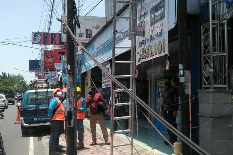 Lokasi seorang pekerja tersengat listrik saat memperbaiki papan baliho di Jalan HOS Cokroaminoto Kota Kediri, Jawa Timur, Kamis (29/9/3/2021).