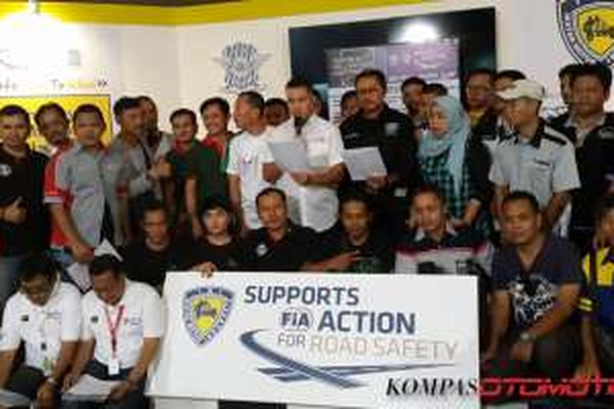 Rifat Sungkar mewakili 32 komunitas otomotif membacakan petisi dukungan terbuka membantu IMI menyosialisasikan gerakan tertib lalu linta di Jakarta,