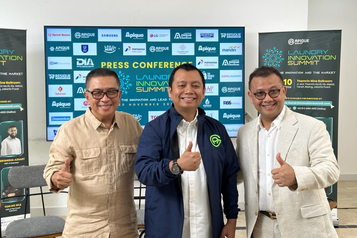 CEO of Top Coach Indonesia, Tom Mc Ifle (kanan); Founder of Yahya & Yahya, Helmy Yahya (kiri); dan Founder & CEO of Apique Group, Apik Primadya (tengah) dalam jumpa pers Laundry Innovation Summit 2024 di Jakarta pada Rabu (20/11/2024).