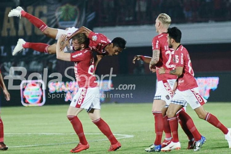 Striker Bali United, Melvin Platje, membopong Fadil Sausu saat merayakan gol yang dicetak ke gawang Bhayangkara FC dalam duel Liga 1 2018 di Stadion Kapten I Wayan Dipta, Gianyar, Sabtu (21/7/2018).
