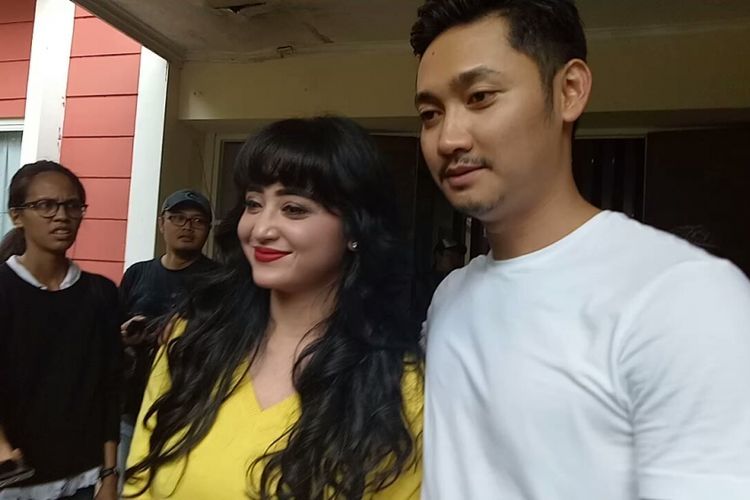 Dewi Perssik dan Angga Wijaya saat ditemui di lokasi shooting sinetron Ada Si Manis di Jembatan, di Studio Persari, Jagakarsa, Jakarta Selatan, Jumat (20/10/2017).