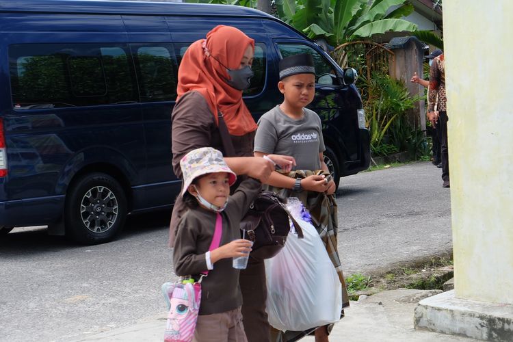 Salah satu anak peserta khitan massal dalam rangkaian bakti sosial Tour of Kemala Belitong 2022 di Yayasan Muhammadiyah Putra Anda, Belitung, Kamis (28/7/2022).