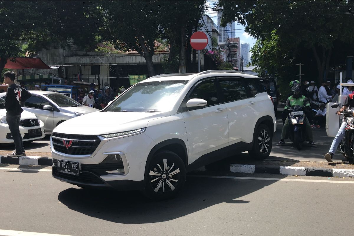 Sejumlah kendaraan bermotor terpaksa menerabas pembatas jalan di Jalan Wahid Hasyim, Tanah Abang, Jakarta Pusat pada Kamis (2/12/2021) siang.