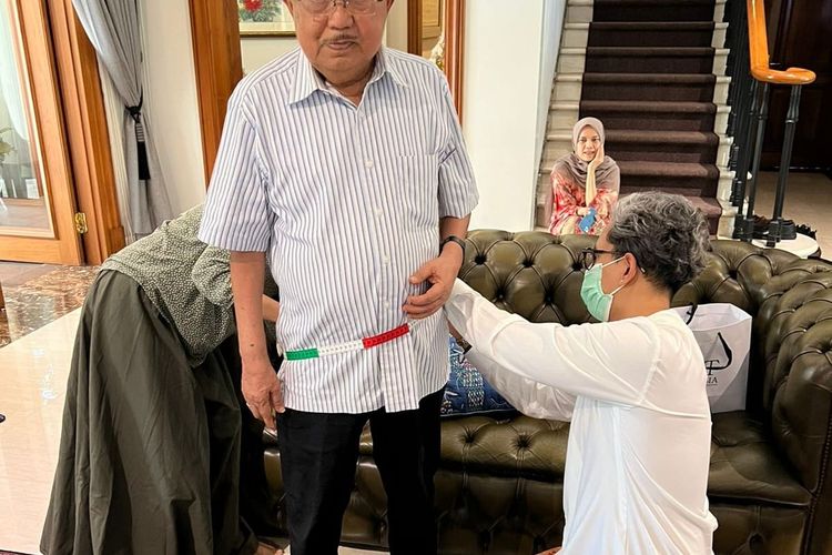 Didiet Maulana saat mengukur busana yang akan dipakai Jusuf Kalla