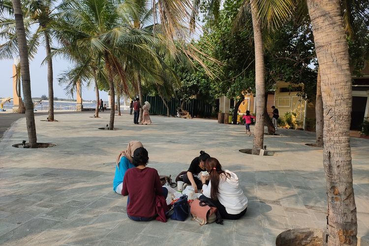 Empat pengunjung muda pantai Ancol yang datang dari Jakarta Timur karena bosan terkurung tiga bulan di kos, Sabtu (27/6/2020).