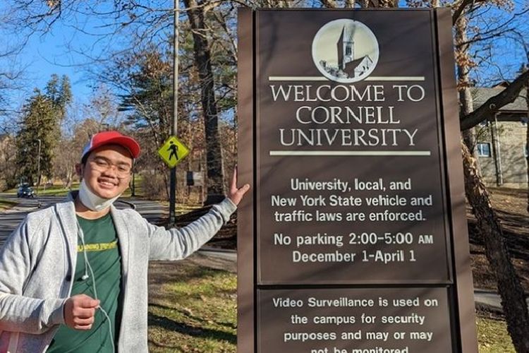 Anak sopir taksi online, Ilham Nugraha sedang menjalani studi lanjut di bidang Kebijakan Publik kampus Ivy League, Cornell University dengan beasiswa LPDP.