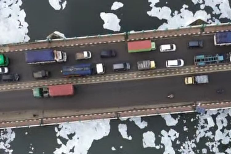 Tampak busa muncul di hampir seluruh permukaan Kanal Banjir Timur (BKT), Cilincing, Jakarta Utara, Rabu (18/6/2025). 