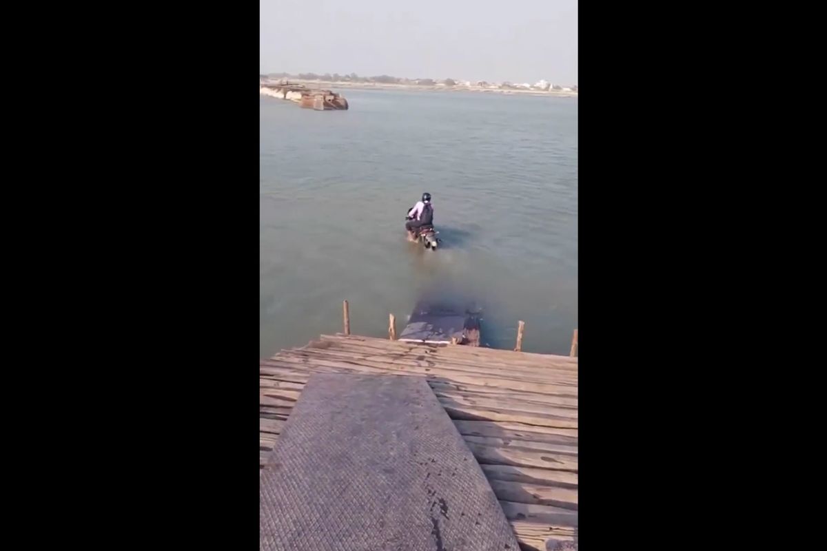 Video viral di media sosial memperlihatkan pengendara sepeda motor menyebrang melewati jembatan yang tergenang air.