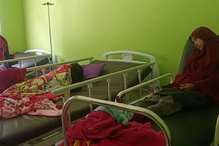 Santriwati Pesantren Hidayatullah Lambara, Kecamatan Burau, Luwu Timur menjalani perawatan medis di Puskesmas Bone Pute, Kamis (03/02/2022)