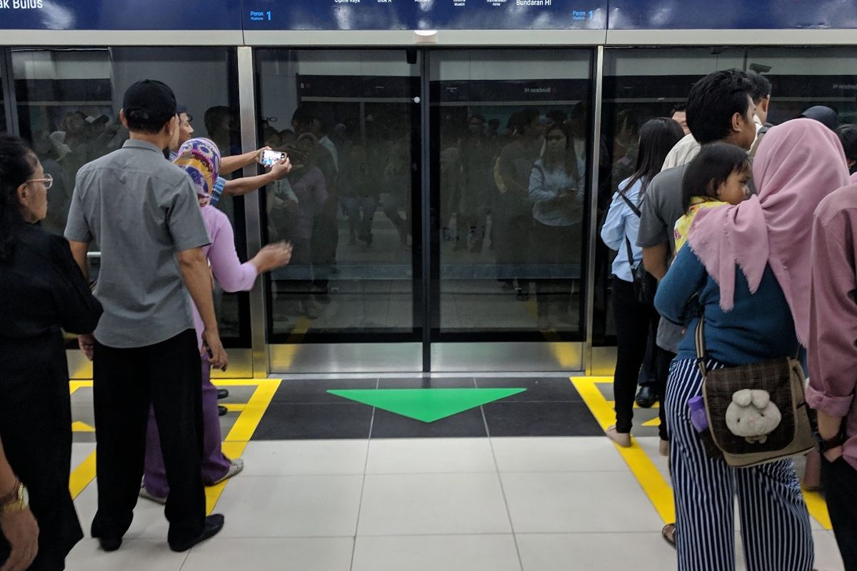 Tiga hari sejak diresmikan, warga mulai tertib gunakan MRT