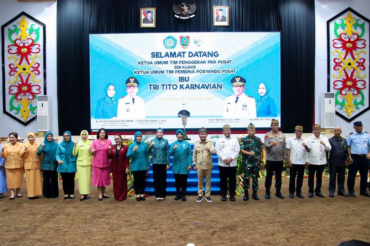 Ketua Umum Tim Penggerak Pemberdayaan dan Kesejahteraan Keluarga (TP-PKK) Tri Tito Karnavian dalam kegiatan Sinergitas TP-PKK Pusat dan TP-PKK Provinsi Kalimantan Tengah (Kalteng) di Aula Jayang Tingang, Kantor Gubernur Kalteng, Palangkaraya, Rabu (22/10/2025).