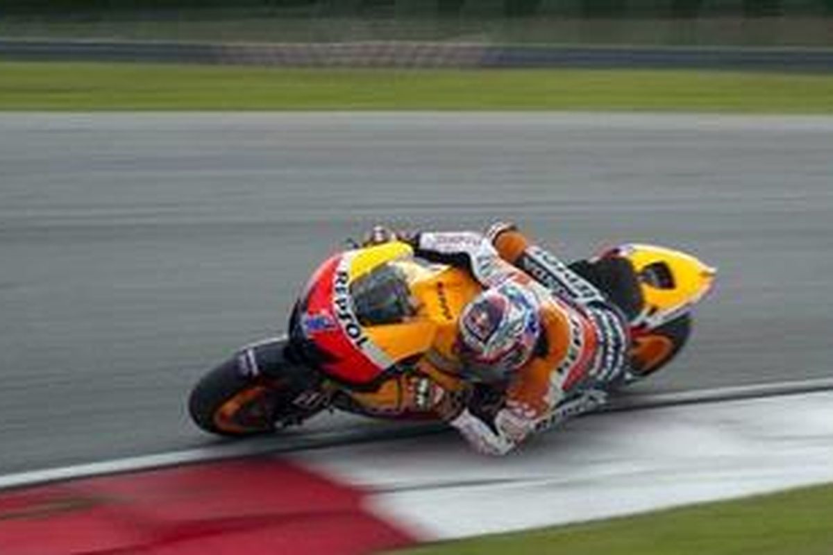 Pebalap Repsol Honda, Casey Stoner, saat latihan resmi pra-musim MotoGP 2012 di Sepang, Kamis (2/2/12).