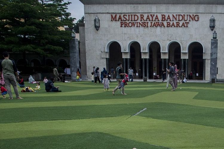 Warga bermain di Taman Alun-alun Bandung, Jawa Barat, Sabtu (30/10/2021). Pemerintah Kota Bandung kembali membuka sejumlah taman di masa PPKM level II dengan membatasi jam kunjungan hanya selama dua jam dan syarat wajib menunjukkan bukti vaksin serta kapasitas pengunjung hanya 25 persen. ANTARA FOTO/Novrian Arbi/rwa.