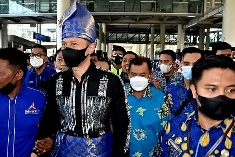 Ketua Umum DPP Partai Demokrat Agus Harimurti Yudhoyono tiba di Bandara Internasional Kualanamu, disambut secara adat Melayu oleh Ketua DPD Partai Demokrat Sumut M Lokot Nasution dan Gubernur Sumut Edy Rahmayadi, Kamis (12/5/2022)