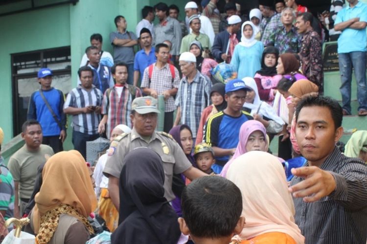 Warga Syiah yang selama ini ditempatkan di GOR Tennis Sampang dipindahkan ke Puspa Agro, Kabupaten Sidoarjo, Kamis (20/6/2013)