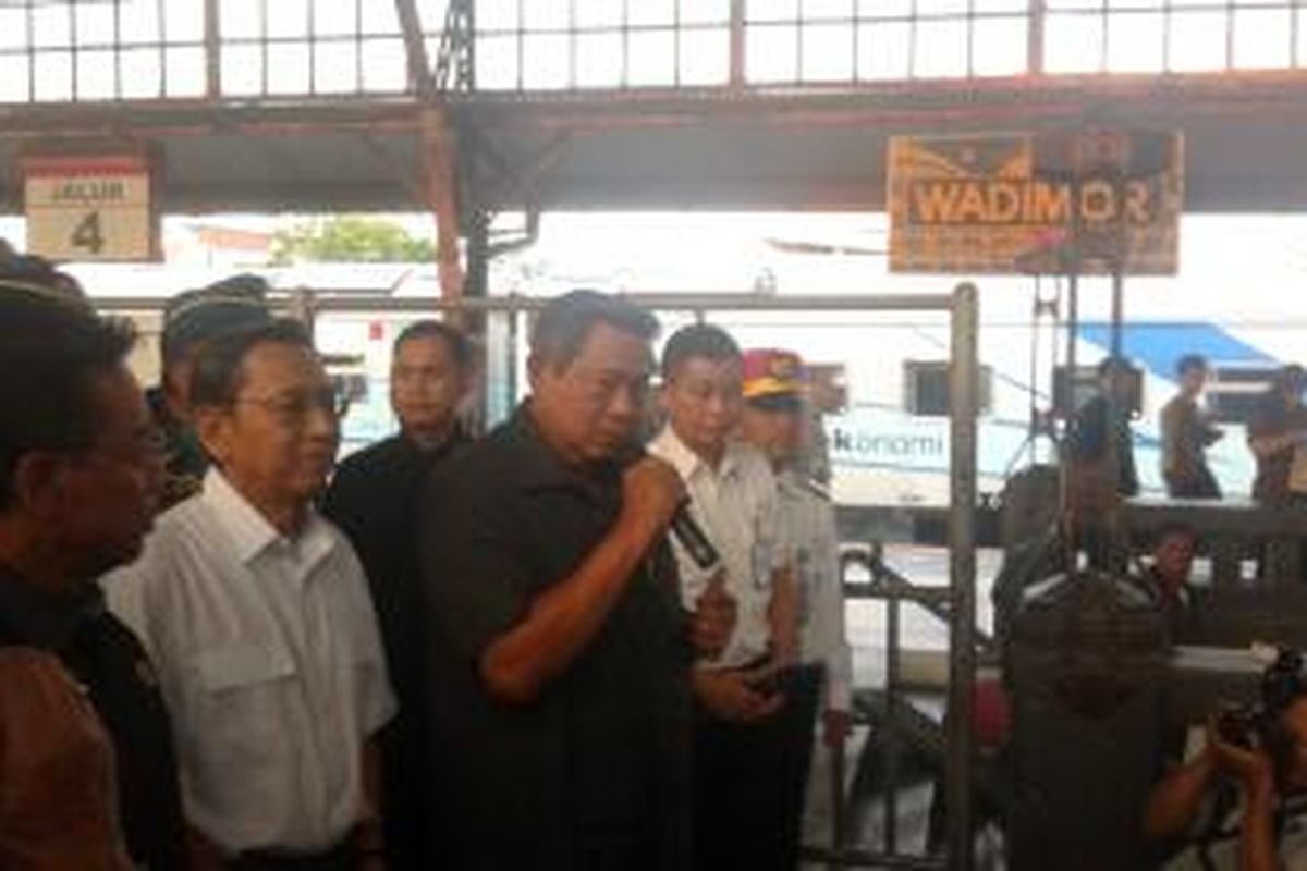 Presiden RI Susilo Bambang Yudhoyono (SBY), melakukan inspeksi ke Stasiun Senen, Jakarta Pusat, Kamis (24/7/2014).