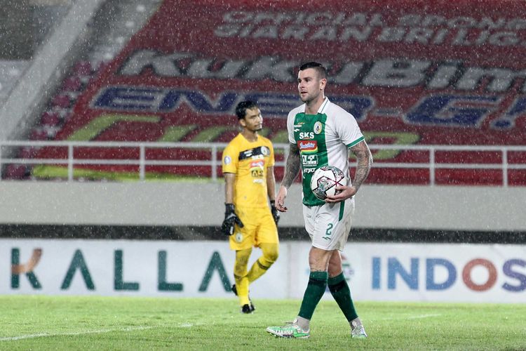 Pemain asing PSS Sleman Aaron Evans saat pertandingan pekan 12 Liga 1 2021-2022 melawan PSM Makassar yang berakhir dengan skor 2-2 di Stadion Manahan Solo, Kamis (18/11/2021) malam.