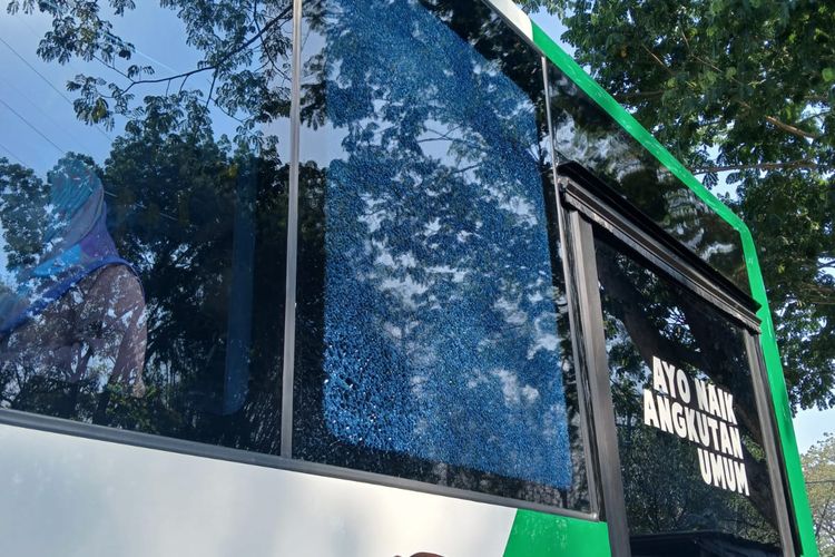 Kaca Bus Trans Jatim Surabaya-Bangkalan yang retak dilempar batu oleh orang tak dikenal, Minggu (6/10/2024).