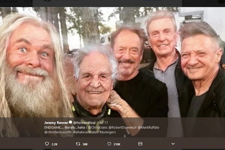 Aktor Jeremy Renner mengunggah foto Age Challenge bersama para pemain film Avengers di Twitter.