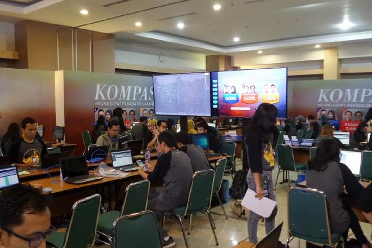 Suasana Pusat Data Hitung Cepat Kompas untuk Pilkada DKI Jakarta 2017, Rabu (15/2/2017). Hasil hitung cepat baru bisa dilihat siang nanti setelah penghitungan di tiap TPS (Tempat Pemungutan Suara) selesai dilakukan.