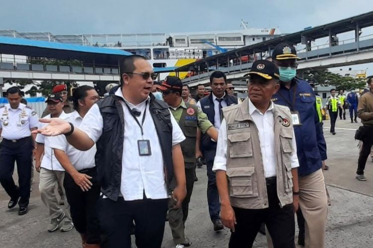 Menteri Koordinator Bidang Pembangunan Manusia dan Kebudayaan (Menko PMK), Muhadjir Effendy saat meninjau Pelabuhan Merak, Banten