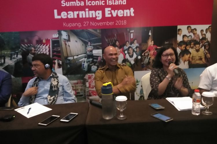 Gubernur NTT Viktor Bungtilu Laiskodat (tengah) saat memberikan keterangan pers kepada sejumlah wartawan di Hotel Aston Kupang, Selasa (27/11/2018)