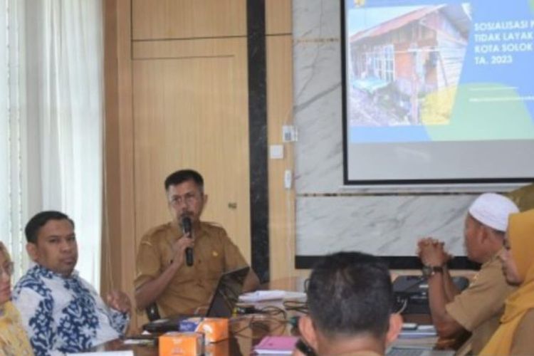 Dinas Perkim Kota Solok, Sumatera Barat saat menggelar rapat untuk pembehasan persiapan realisasi 103 unit bantuan rumah tidak layak huni di kota itu 