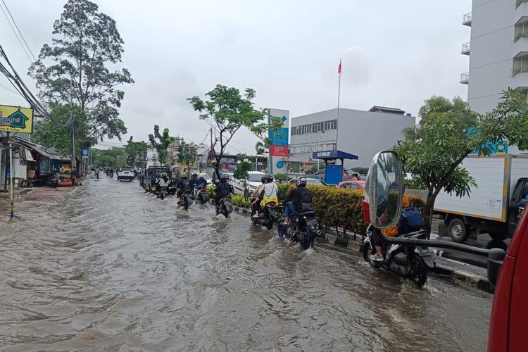 Akibat diguyur hujan sejak malam, banjir merendam sebagian ruas jalan KH Hasyim Ashari Kota Tangerang hingga pukul 15.00 WIB, Jumat (24/2/2023).  Genangan air banjir itu berimbas pada kemacetan lalu lintas dari arah Kecamatan Cipondoh menuju ke arah Pusat Pemerintahan Kota Tangerang.