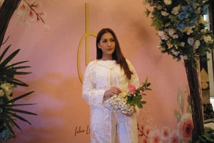 Penyanyi Tata Janeeta saat ditemui di fashion show The Miracle Garden, di The Sultan Hotel & Residence Jakarta, Jalan Jendral Gatot Subroto, Tanah Abang, Jakarta Pusat, Senin (27/5/2018).