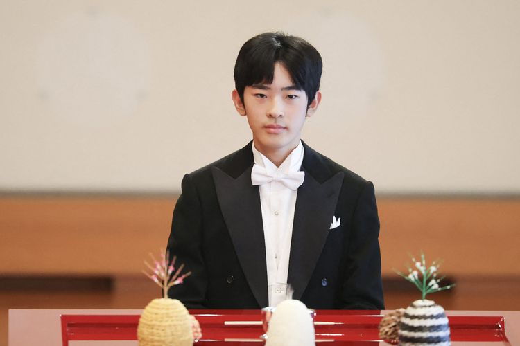 Pangeran Hisahito dari Jepang. Pangeran Jepang Hisahito resmi jalani ritual kedewasaan. Dengan sedikitnya pewaris laki-laki, ia disebut bisa jadi kaisar terakhir Jepang.