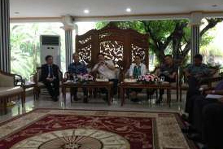 Menteri Perindustrian Airlangga Hartanto, bersama Gubernur Jateng Ganjar Pranowo (kedua dari kanan) dan Menlu Retno LP Marsudi jumpa pers di Puri Gedeh Semarang, Minggu (13/11/2016)