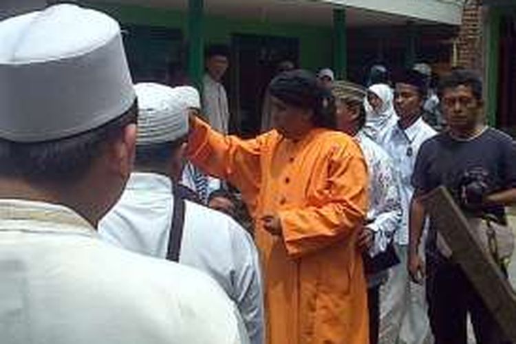 Dimas Kanjeng Taat Pribadi saat menemui pengikutnya dalam kegiatan di padepokan.