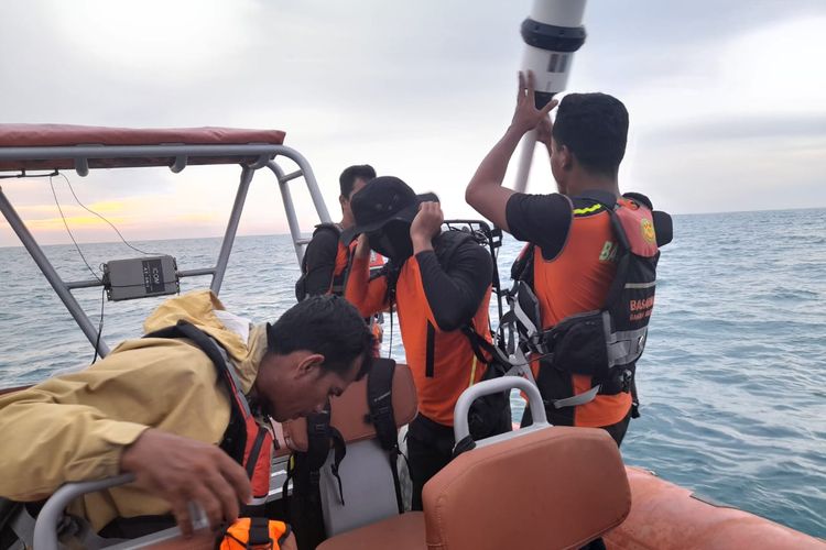 Tim SAR Pangkalpinang saat melacak sinyal tanda bahaya di laut Mentok, Bangka Barat, Bangka Belitung, Jumat (8/12/2023).