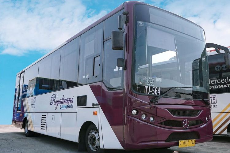 Warga Keluhkan Sistem Booking Royaltrans, Pengguna Menumpuk di Luar padahal Bus Kosong