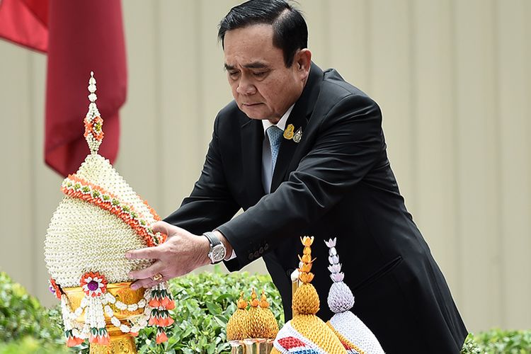 Perdana Menteri Thailand Prayut Chan-O-Cha memberikan penghormatan di sebuah kuil yang berada di markas polisi di Bangkok, Jumat (2/8/2019), menyusul terjadinya sejumlah insiden ledakan. Teror ledakan terjadi saat Bangkok menjadi tuan rumah pertemuan keamanan Asia Tenggara yang turut dihadiri diplomat top dari AS dan China, 6 bom meledak di 3 lokasi dan 4 orang dilaporkan luka-luka.