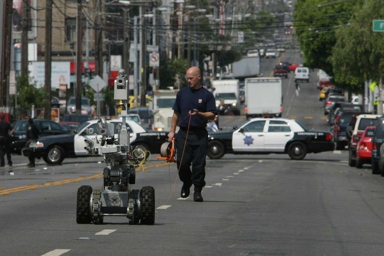 Seorang petugas polisi San Francisco menggunakan robot untuk menyelidiki ancaman bom pada tahun 2008.