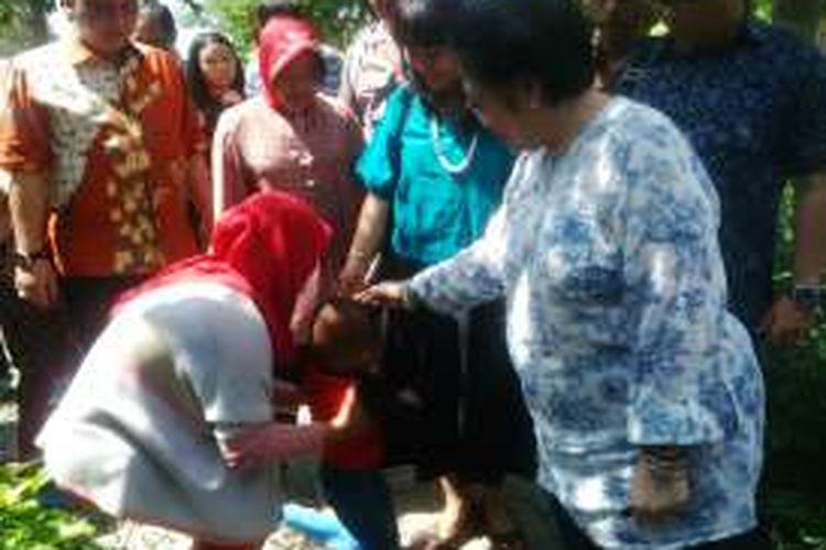 Megawati dan Risma menyapa warga di Taman Harmoni Surabaya, Minggu (1/5/2016).