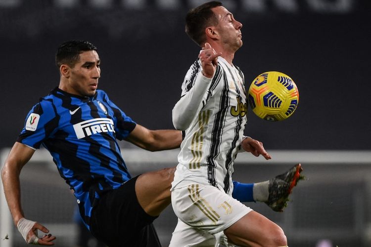 Achraf Hakimi berduel dengan Federico Bernardeschi dalam laga Juventus vs Inter Milan pada leg kedua semifinal Coppa Italia 2020-2021 yang digelar di Stadion Allianz, Turin, Selasa (9/2/2021) malam waktu setempat. (Photo by Marco BERTORELLO / AFP)